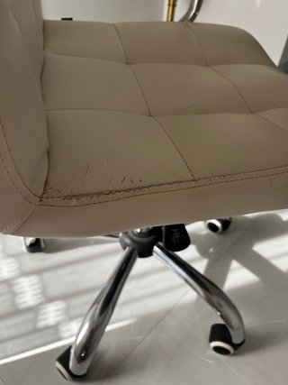 Silla de escritorio blanca y cromada con ruedas.