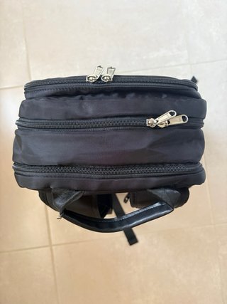 Mochila de viaje negra