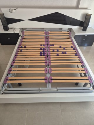 Dormitorio completo: cama, mesitas y más