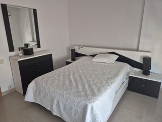 Dormitorio completo: cama, mesitas y más