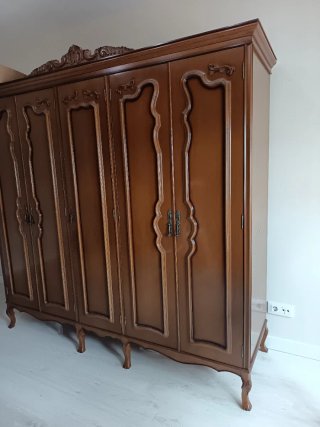 Armario antiguo de madera