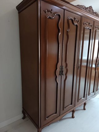 Armario antiguo de madera