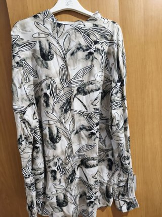 Camisa beige i blanco estampado floral