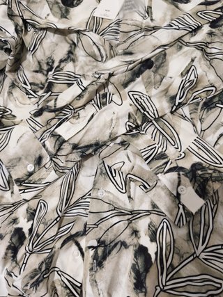 Camisa beige i blanco estampado floral