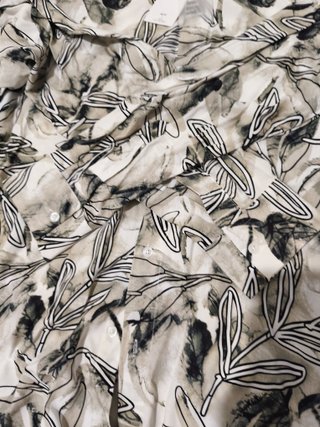 Camisa beige i blanco estampado floral