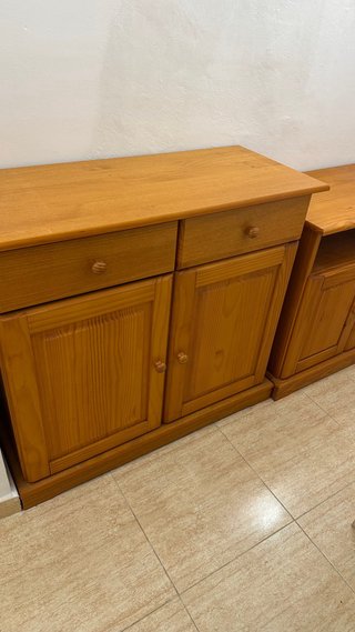 Mueble de madera marrón