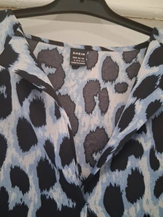 Blusón animal print azul y negro