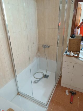 Albañil fontanero del barrio comgres