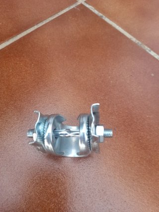 Nuez para sillin de bicicleta clásica.
