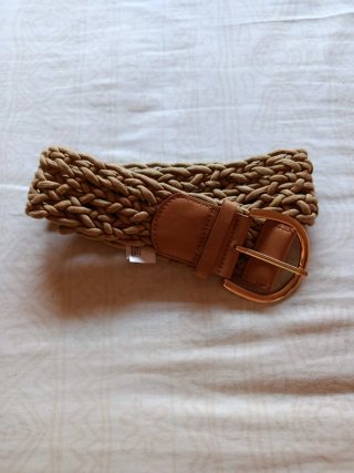 Cinturón trenzado marrón con hebilla dorada