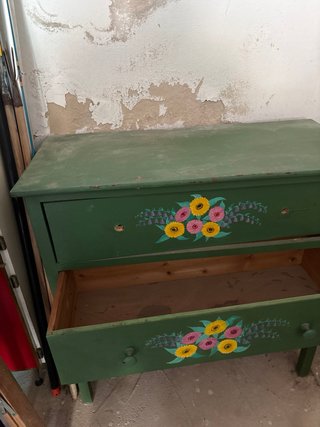 Mueble antiguo verde con flores