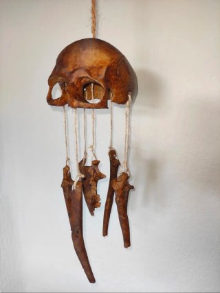 Campane da strega con ossa