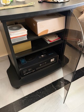 Mesa auxiliar negra con ruedas