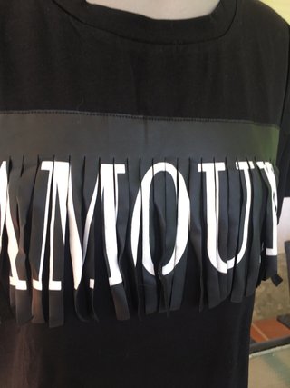Camiseta negra con flecos 'AMOUR'