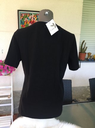 Camiseta negra con flecos 'AMOUR'