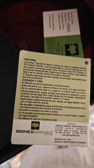 Tetera de hierro forjado roja
