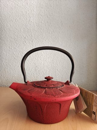 Tetera de hierro forjado roja