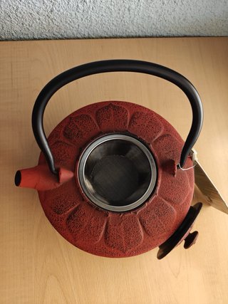 Tetera de hierro forjado roja