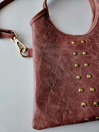 Bolso rosa con tachuelas doradas