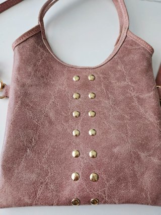 Bolso rosa con tachuelas doradas