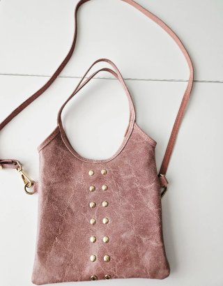 Bolso rosa con tachuelas doradas