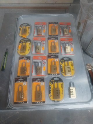 Candados de combinación dorados 15 por 30 euros