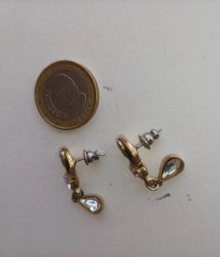 Pendientes dorados con piedras