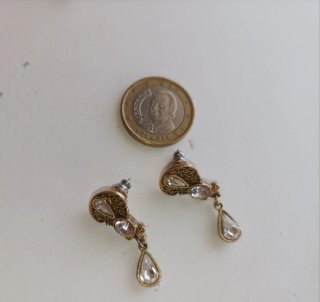 Pendientes dorados con piedras