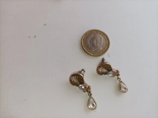 Pendientes dorados con piedras