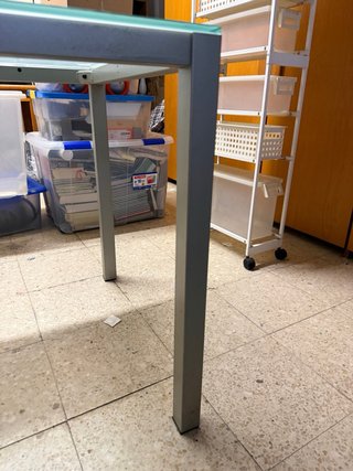 Mesa de cristal y metal para 4 personas