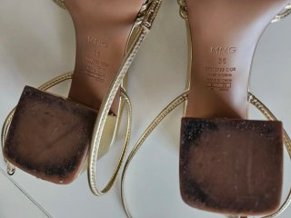 Sandalias doradas Mango tacón bloque