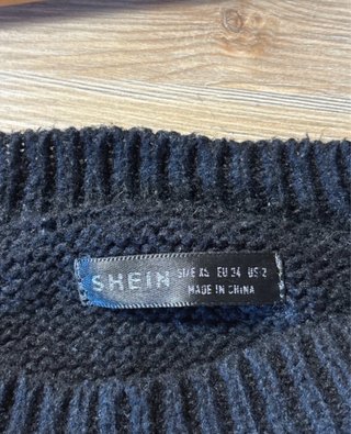 Jersey negro con hombros descubiertos