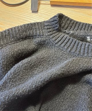 Jersey negro con hombros descubiertos