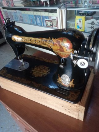 Máquina de coser Singer antigua. FUNCIONANDO.