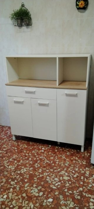 Mueble de cocina blanco y madera