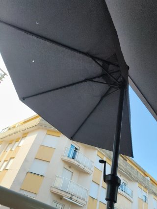 Parasol para terraza negro y beige