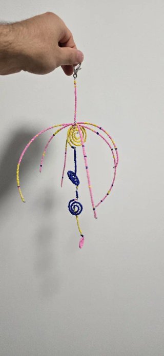 Arte móvel com contas coloridas