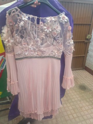 Vestido rosa con flores y pedrería
