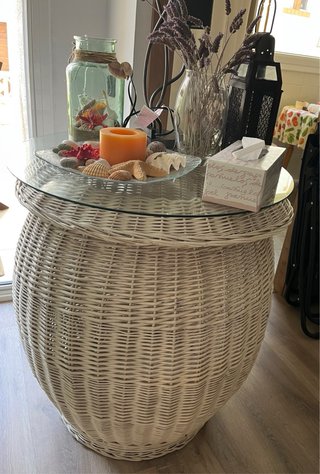 Mesa auxiliar mimbre y cristal