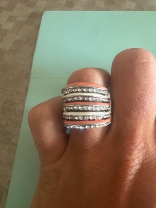 Anillo plateado con piedras rosas