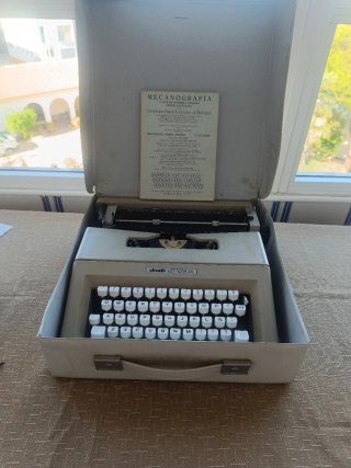 Máquina de escribir Olivetti Lettera 25