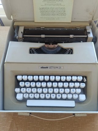 Máquina de escribir Olivetti Lettera 25