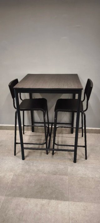 Mesa alta con 2 taburetes