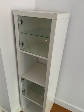 Vitrina expositora blanca con puertas de cristal