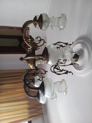Lámpara de salón dorada y transparente