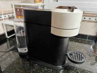 Cafetera Nespresso Blanca y Negra