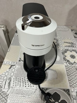 Cafetera Nespresso Blanca y Negra