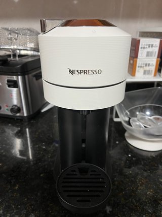 Cafetera Nespresso Blanca y Negra
