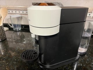 Cafetera Nespresso Blanca y Negra