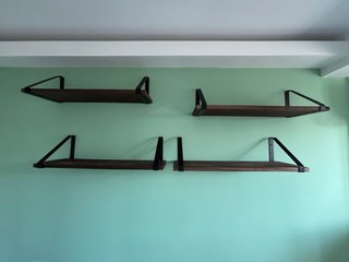 Baldas madera oscura con soportes hierro
